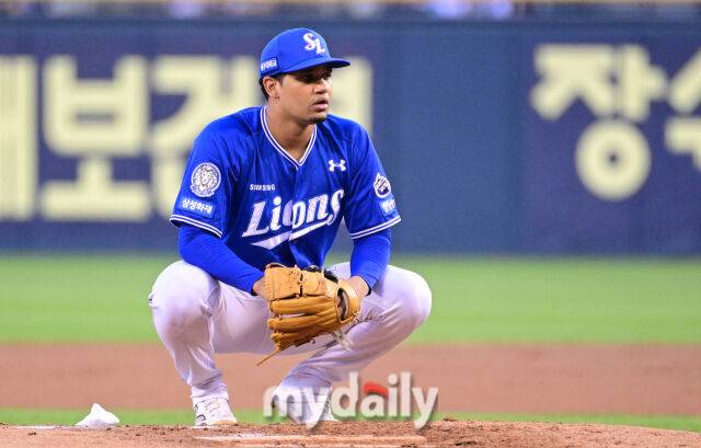 2025년 8월 27일 오후 서울 잠실구장에서 열린 '2025 신한 SOL뱅크 KBO 리그' 삼성 라이온즈와 두산 베어스의 경기. 삼성 선발투수 가라비토가 투구를 준비하고 있다./마이데일리