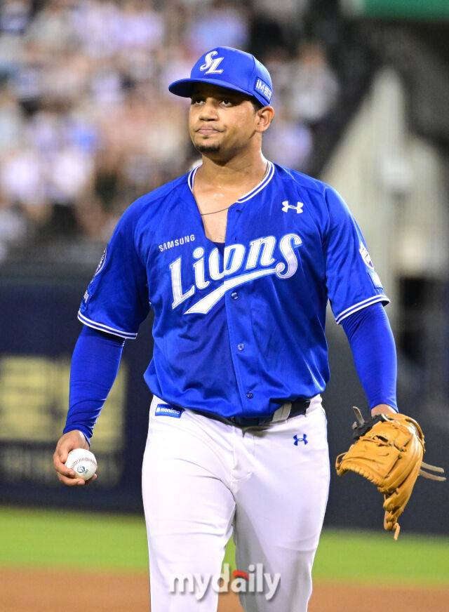 2025년 8월 27일 오후 서울 잠실구장에서 열린 '2025 신한 SOL뱅크 KBO 리그' 삼성 라이온즈와 두산 베어스의 경기. 삼성 선발투수 가라비토가 3회말 투구를 마친 뒤 더그아웃으로 들어가고 있다./마이데일리