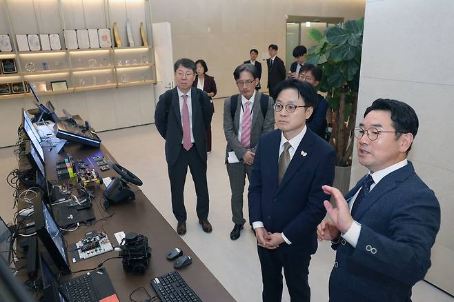 김정관 산업통상자원부 장관이 지난달 30일 경기도 성남시에 소재한 차량용 반도체 설계 전문 팹리스 기업인 텔레칩스를 방문하여, 이장규 텔레칩스 대표이사로부터 운영현황을 듣고 있다.  [산업통상자원부 제공]