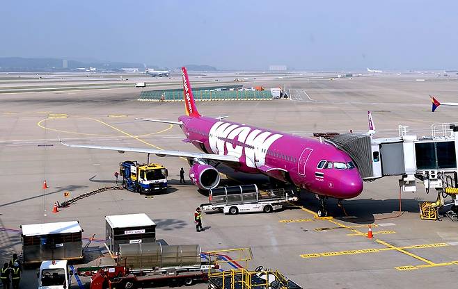 비엣젯 타일랜드 항공이 방콕행 첫 손님을 태우기 위해 브릿지에 연결돼 있다.