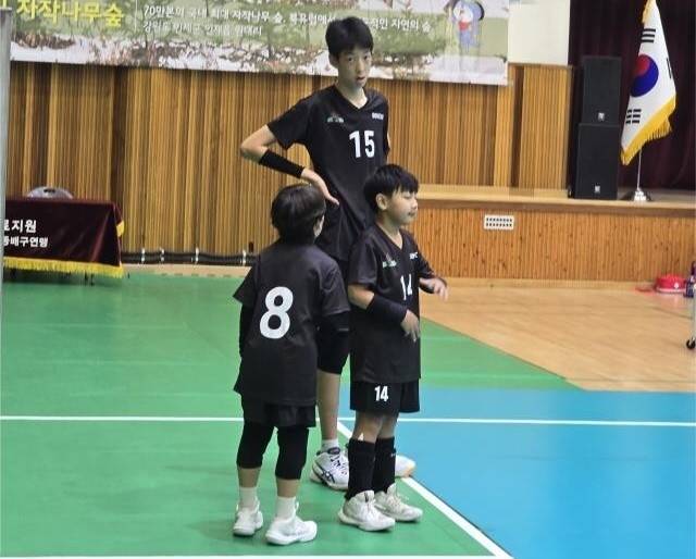 추계배 초등학교 배구대회에 출전한 용지훈(중앙 15번) 선수. [한국초등배구연맹]