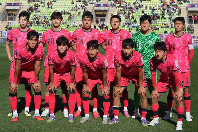 [발파라이소=AP/뉴시스] 대한민국 20세 이하(U20) 축구 대표팀이 지난달 27일(현지 시간) 칠레 발파라이소의 엘리아스 피게로아 브란데르 스타디움에서 열린 2025 국제축구연맹(FIFA) U20 월드컵 조별리그 B조 1차전 우크라이나와 경기 전 기념 촬영하고 있다. 이창원 감독이 이끄는 한국이 1-2로 패해 1패를 기록했다. 2025.09.28.