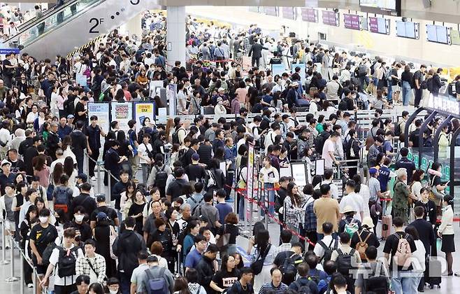 [부산=뉴시스] 하경민 기자 = 추석 연휴를 앞둔 2일 부산 강서구 김해국제공항 국제선 청사에서 해외여행을 떠나는 시민들이 출국 수속을 하고 있다.    이번 추석 연휴 기간(2~12일) 전국 15개 공항 이용객은 역대 명절 연휴 최대인 약 526만명에 달할 것으로 전망됐다. 인천공항이 245만명, 김포·김해·제주 등 14개 공항이 281만명(국내선 206만명, 국제선 75만명)으로 예상됐다. 한국공항공사는 국제선 출발 2시간 전까지 공항 도착을 권고했다. 2025.10.02. yulnetphoto@newsis.com