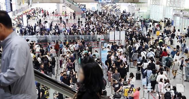 [부산=뉴시스] 하경민 기자 = 추석 연휴를 앞둔 2일 부산 강서구 김해국제공항 국제선 청사에서 해외여행을 떠나는 시민들이 출국 수속을 하고 있다.    이번 추석 연휴 기간(2~12일) 전국 15개 공항 이용객은 역대 명절 연휴 최대인 약 526만명에 달할 것으로 전망됐다. 인천공항이 245만명, 김포·김해·제주 등 14개 공항이 281만명(국내선 206만명, 국제선 75만명)으로 예상됐다. 한국공항공사는 국제선 출발 2시간 전까지 공항 도착을 권고했다. 2025.10.02. yulnetphoto@newsis.com