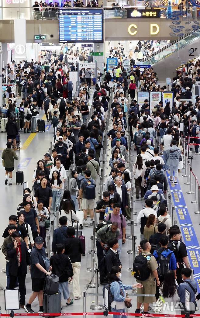 [부산=뉴시스] 하경민 기자 = 추석 연휴를 앞둔 2일 부산 강서구 김해국제공항 국제선 청사에서 해외여행을 떠나는 시민들이 출국 수속을 하고 있다.    이번 추석 연휴 기간(2~12일) 전국 15개 공항 이용객은 역대 명절 연휴 최대인 약 526만명에 달할 것으로 전망됐다. 인천공항이 245만명, 김포·김해·제주 등 14개 공항이 281만명(국내선 206만명, 국제선 75만명)으로 예상됐다. 한국공항공사는 국제선 출발 2시간 전까지 공항 도착을 권고했다. 2025.10.02. yulnetphoto@newsis.com
