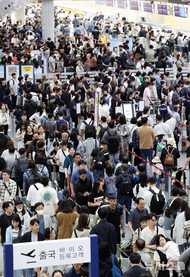 [부산=뉴시스] 하경민 기자 = 추석 연휴를 앞둔 2일 부산 강서구 김해국제공항 국제선 청사에서 해외여행을 떠나는 시민들이 출국 수속을 하고 있다.    이번 추석 연휴 기간(2~12일) 전국 15개 공항 이용객은 역대 명절 연휴 최대인 약 526만명에 달할 것으로 전망됐다. 인천공항이 245만명, 김포·김해·제주 등 14개 공항이 281만명(국내선 206만명, 국제선 75만명)으로 예상됐다. 한국공항공사는 국제선 출발 2시간 전까지 공항 도착을 권고했다. 2025.10.02. yulnetphoto@newsis.com