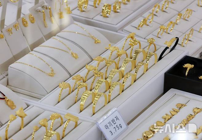 [서울=뉴시스] 이영환 기자 = 미 정부 셧다운과 약달러 영향에 금 1온스(28.35g) 당 가격이 3800달러 선을 넘어선 30일 오후 서울 종로구 한국금거래소 종로본점에 금 제품이 진열되어 있다. 2025.09.30. 20hwan@newsis.com