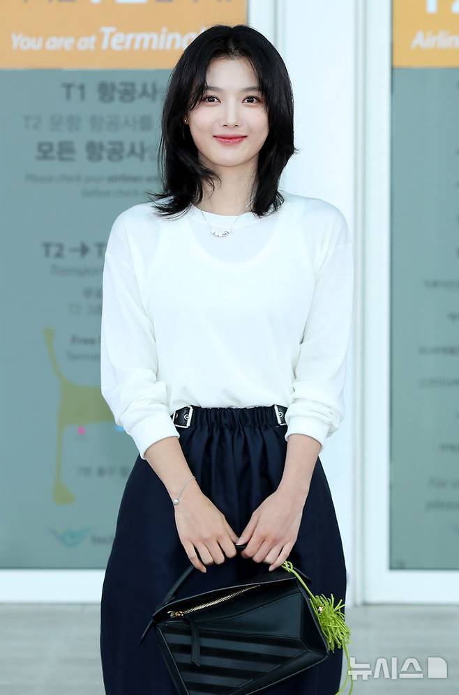 [인천공항=뉴시스] 김혜진 기자 = 배우 김유정이 해외 패션쇼 참석을 위해 2일 오전 인천국제공항을 통해 프랑스 파리로 출국하고 있다. 2025.10.02. jini@newsis.com