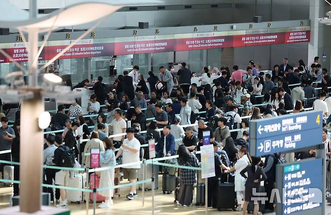 [인천공항=뉴시스] 김진아 기자 = 추석 황금연휴를 앞둔 1일 인천국제공항 1터미널이 여행객들로 북적이고 있다.  인천국제공항공사에 따르면 올해 추석 황금연휴 기간(2일~12일)에 인천공항을 오가는 여객은 245만3000명으로 예상했다. 2025.10.01. bluesoda@newsis.com