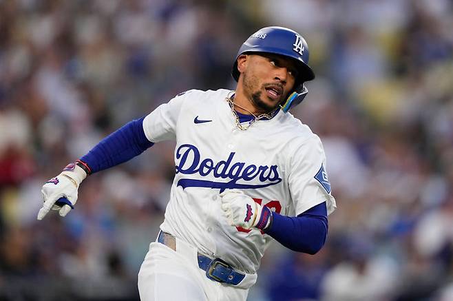 [LA=AP/뉴시스]LA 다저스의 무키 베츠가 2일(한국 시간) 미국 캘리포니아주 로스앤젤레스의 다저스타디움에서 열린 2025 내셔널리그 와일드카드 2차전 신시내티 레즈와의 경기에 2번 타자 유격수로 선발 출전해 1회말 2루타를 친 뒤 뛰고 있다. 2025.10.02.