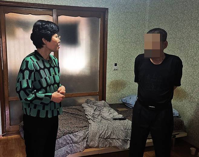[수원=뉴시스] 국가유공자 위문. (사진=경기남부보훈지청 제공) 2025.10.02. photo@newsis.com *재판매 및 DB 금지