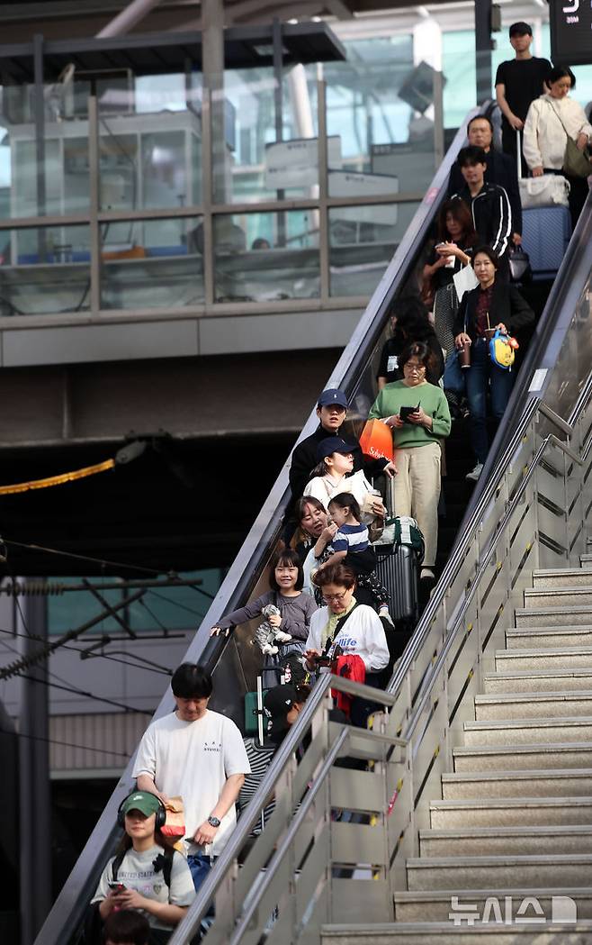 [서울=뉴시스] 김선웅 기자 = 추석 연휴를 하루 앞둔 2일 서울역에서 귀성객들이 열차에 탑승하기 위해 이동하고 있다. 2025.10.02. mangusta@newsis.com
