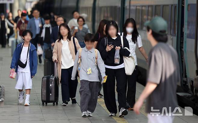 [서울=뉴시스] 김선웅 기자 = 추석 연휴를 하루 앞둔 2일 서울역에서 귀성객들이 열차에 탑승하기 위해 이동하고 있다. 2025.10.02. mangusta@newsis.com