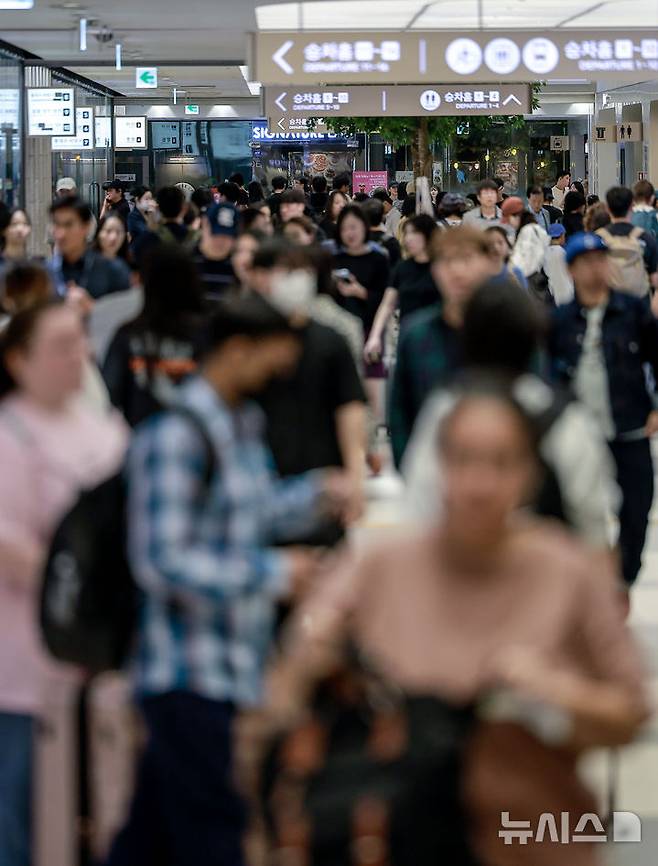[서울=뉴시스] 정병혁 기자 = 2일 서울 서초구 서울고속버스터미널 경부선 대합실이 시민들로 북적이고 있다. 2025.10.02 jhope@newsis.com
