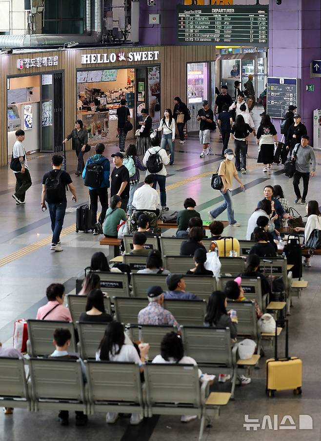 [대구=뉴시스] 이무열 기자 = 추석 연휴를 하루 앞둔 2일 대구 동구 동대구역 대합실에서 귀성객들이 열차를 기다리고 있다. 2025.10.02. lmy@newsis.com