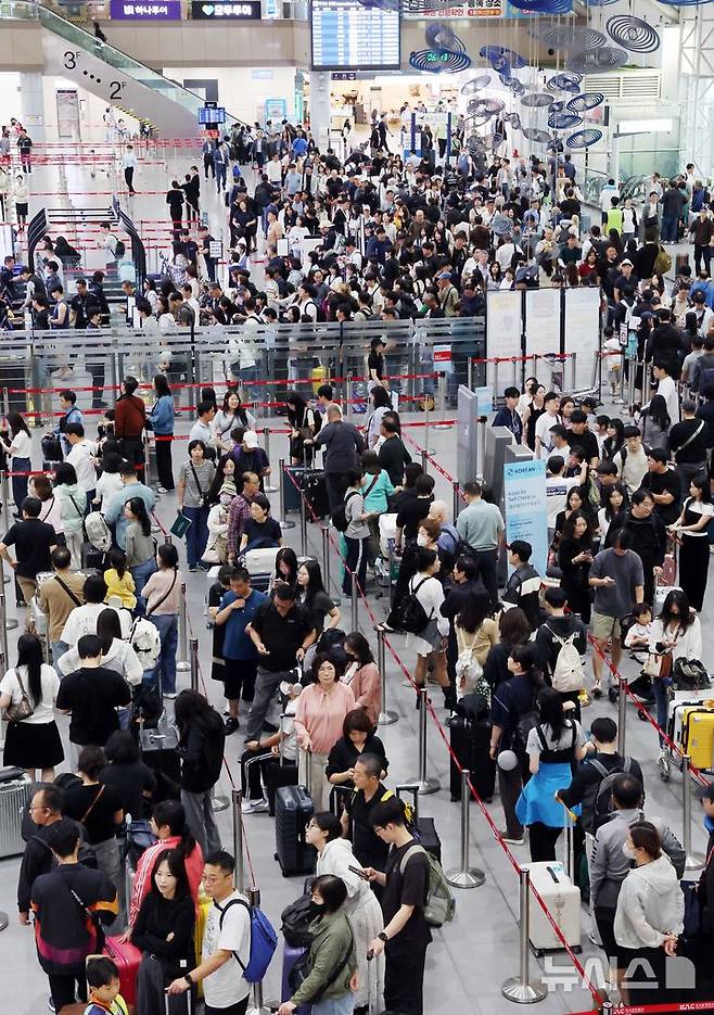 [부산=뉴시스] 하경민 기자 = 추석 연휴를 앞둔 2일 부산 강서구 김해국제공항 국제선 청사에서 해외여행을 떠나는 시민들이 출국 수속을 하고 있다.    이번 추석 연휴 기간(2~12일) 전국 15개 공항 이용객은 역대 명절 연휴 최대인 약 526만명에 달할 것으로 전망됐다. 인천공항이 245만명, 김포·김해·제주 등 14개 공항이 281만명(국내선 206만명, 국제선 75만명)으로 예상됐다. 한국공항공사는 국제선 출발 2시간 전까지 공항 도착을 권고했다. 2025.10.02. yulnetphoto@newsis.com