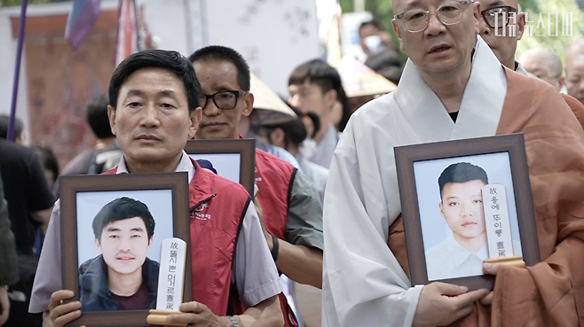 지난 8월 24일 서울 중구 서울지방고용노동청 앞에서 올해 일터에서 사망한 이주노동자를 기리는 추모제가 진행됐다. 오른쪽 영정사진 속 청년은 2025년 지난 7월 경북 구미의 아파트 건설 현장에서 출근 첫날 온열질환으로 사망한 베트남 청년 응에 뚜이롱 (23세) 씨. 왼쪽은 지난 2월 전남 영암의 돼지농장에서 사장의 괴롭힘에 스스로 생을 마감한 네팔 노동자 툴시(28세) 씨다.