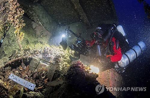 브리태닉호 탐사하는 잠수부 [AP 연합뉴스]