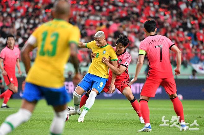 2일 오후 서울월드컵경기장에서 열린 축구 국가대표 평가전 대한민국과 브라질의 경기에서 권경원이 브라질 히샬리송과 볼다툼을 하고 있다. 박종민 기자