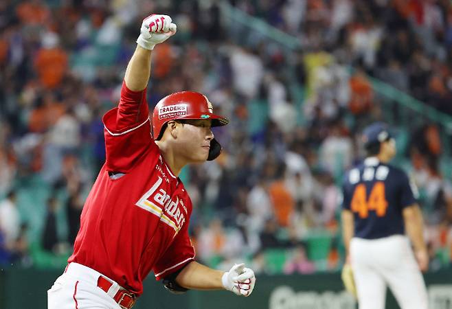 1일 인천 SSG랜더스필드에서 열린 2025 프로야구 한화 이글스와 SSG 랜더스의 경기. 9회말 2사 1루 상황에서 SSG 이율예가 역전 끝내기 투런 홈런을 친 뒤 베이스를 도는 가운데 김서현이 타구를 바라보는 모습. 연합뉴스