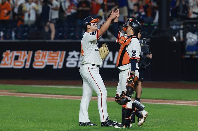 지난달 29일 대전 한화생명 볼파크에서 열린 프로야구 2025 신한 SOL 뱅크 KBO리그 LG 트윈스와 한화 이글스의 경기. 한화 김서현이 승리를 지켜낸 뒤 포수 이재원과 세리머니하는 모습. 연합뉴스