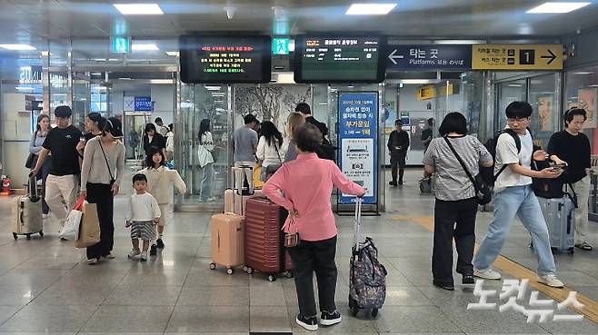 2일 오전 광주 광산구 광주송정역이 귀성객으로 북적이고 있다. 한아름 기자