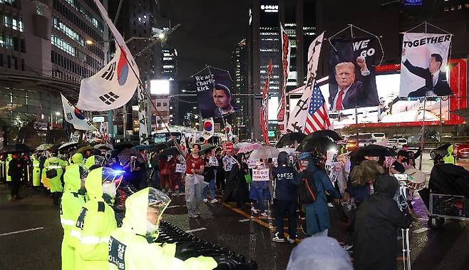 지난달 19일 윤석열 전 대통령을 지지하는 극우 단체가 명동 주한중국대사관 인근에서 반중 집회를 벌이고 행진을 시작하자 경찰이 명동거리로 향하는 길을 막고 있다. 연합뉴스