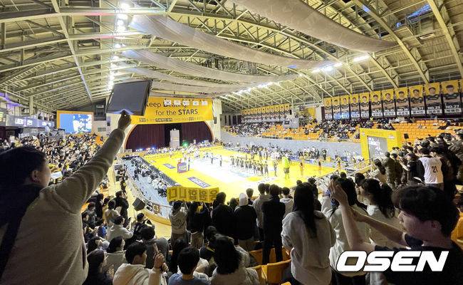[OSEN=의정부, 최규한 기자] 5일 오후 경기도 의정부시 경민대학교 체육관에서 ‘도드람 2024-2025 V-리그’ 남자부 KB손해보험과 현대캐피탈의 경기가 열렸다.홈팀 KB손해보험은 15승 10패 승점 41로 3위, 방문팀 현대캐피탈은 23승 2패 승점 67로 1위를 달리고 있다.경기를 앞두고 경민대학교 체육관을 찾은 배구팬들이 응원을 펼치고 있다. 2025.02.05 / dreamer@osen.co.kr