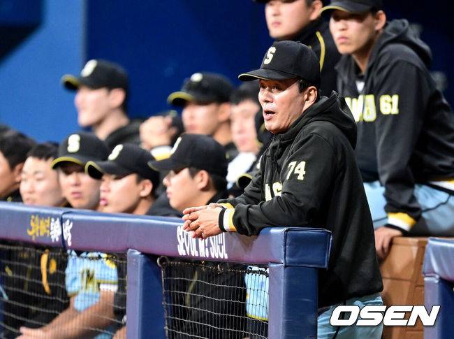 [OSEN=고척, 최규한 기자] 프리미어12를 준비하는 대한민국 야구 대표팀과 상무가 6일 오후 서울 고척스카이돔에서 연습경기를 가졌다.프리미어12는 세계야구소프트볼연맹(WBSC)에서 개최하는 야구 국제대회로 WBSC 랭킹 상위 12개국이 모여 치르는 대회다. 한국은 2015년 열린 초대 대회에서 우승을 차지했고 2019년 대회에서는 준우승을 달성했다. 이번 대회에서는 9년 만에 우승 탈환을 노린다.&nbsp;상무 박치왕 감독이 그라운드를 주시하고 있다. 2024.11.06 / dreamer@osen.co.kr