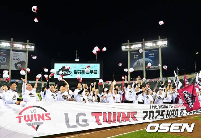 [OSEN=잠실, 지형준 기자] 프로야구 LG 트윈스가 극적으로 2025 정규시즌 우승을 차지했다. 자력 우승이 물거품이 된 LG는 SSG 랜더스가 한화 이글스에 극적인 끝내기 승리를 거두면서 우승을 확정했다.&nbsp;LG는 1일 서울 잠실구장에서 열린 2025 KBO리그 NC와 시즌 마지막 경기에서&nbsp;3-7로 패배했다.&nbsp;이로써 LG는 85승 3무 56패로 시즌을 마쳤다.&nbsp;LG 선수단이 정규시즌 우승 세리머니를 하고 있다. 2025.10.01 /jpnews@osen.co.kr
