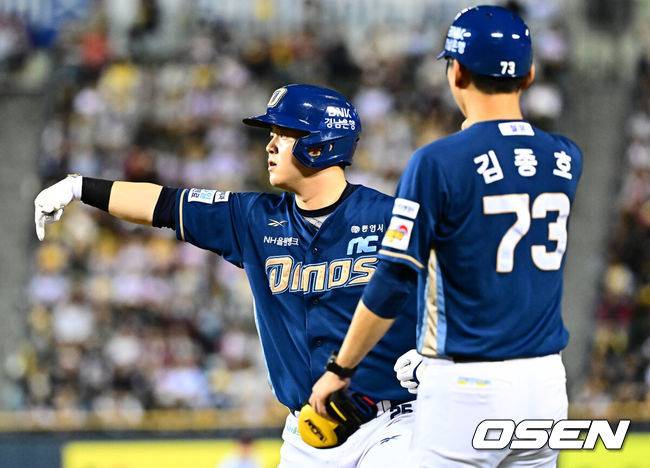 [OSEN=잠실, 지형준 기자] 1일 서울 잠실구장에서 ‘2025 신한 SOL Bank KBO리그’ LG 트윈스와 NC 다이노스의 경기가 열렸다.LG는 우승 매직넘버 ‘1’을 남겨두고 있다. 시즌 마지막 경기에서 우승 샴페인을 터뜨릴 수 있다.&nbsp;NC는 전날 KT에 9-4 승리를 거두며 5위로 올라섰다. 6위 KT에 승차없이 승률에 앞선 5위다.&nbsp;4회초 1사 만루에서 NC 김형준이 2타점 중전 적시타를 날리며 기뻐하고 있다. 2025.10.01 /jpnews@osen.co.kr