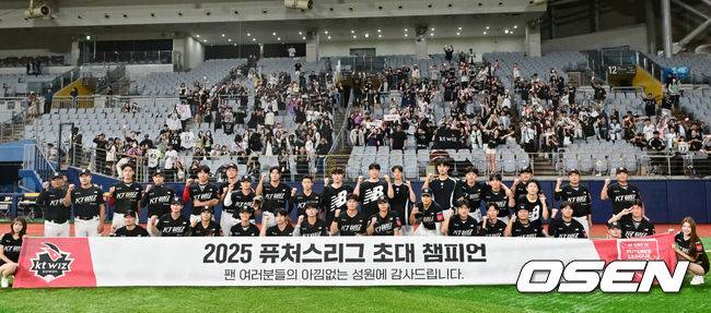 [OSEN=고척, 박준형 기자]  퓨처스리그 최강팀이 KT의 마법에 무너졌다.&nbsp;김호 감독이 이끄는 KT 위즈 퓨처스팀은 1일 서울 고척스카이돔에서 열린 2025 KBO 퓨처스리그 상무와의 챔피언결정전에서 10-5로 승리했다.&nbsp;시상식에서 KT 선수들이 포즈를 취하고 있다.  2025.10.01 / soul1014@osen.co.kr