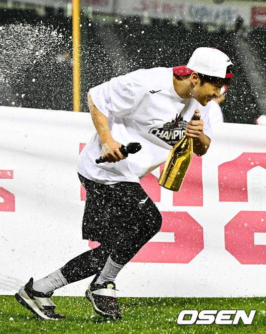 [OSEN=잠실, 지형준 기자] 프로야구 LG 트윈스가 극적으로 2025 정규시즌 우승을 차지했다. 자력 우승이 물거품이 된 LG는 SSG 랜더스가 한화 이글스에 극적인 끝내기 승리를 거두면서 우승을 확정했다.&nbsp;LG는 1일 서울 잠실구장에서 열린 2025 KBO리그 NC와 시즌 마지막 경기에서&nbsp;3-7로 패배했다.&nbsp;이로써 LG는 85승 3무 56패로 시즌을 마쳤다.&nbsp;LG 박해민이 우승 세리머니를 하고 있다. 2025.10.01 /jpnews@osen.co.kr