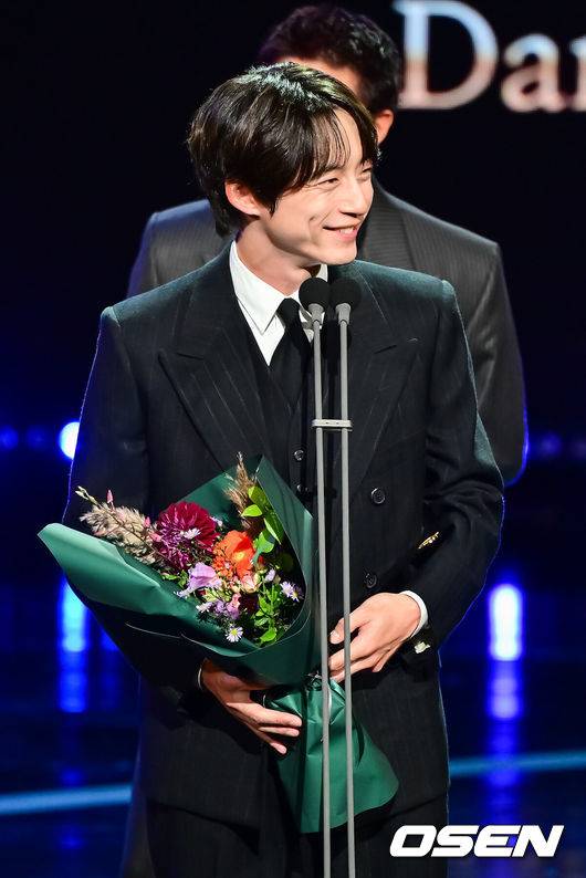 [OSEN=박준형 기자]  2일 오후 서울 여의도 KBS 본관에서 2025 서울드라마어워즈가 진행됐다.이번 시상식은 20주년을 맞아 전 세계 드라마를 대표하는 배우와 제작진이 한자리에 모이는 국제적인 축제다. 이번 시상식에는 배우 주지훈, 아이유, 김민하, 일본 배우 사카구치 켄타로, 가수 영탁 등이 수상자로 무대에 오른다. 아일릿과 영탁 등 뮤지션들의 축하 공연도 펼쳐진다.  사카구치 켄타로가 아시아스타상을 수상한뒤 미소 짓고 있다   2025.10.02 / soul1014@osen.co.kr