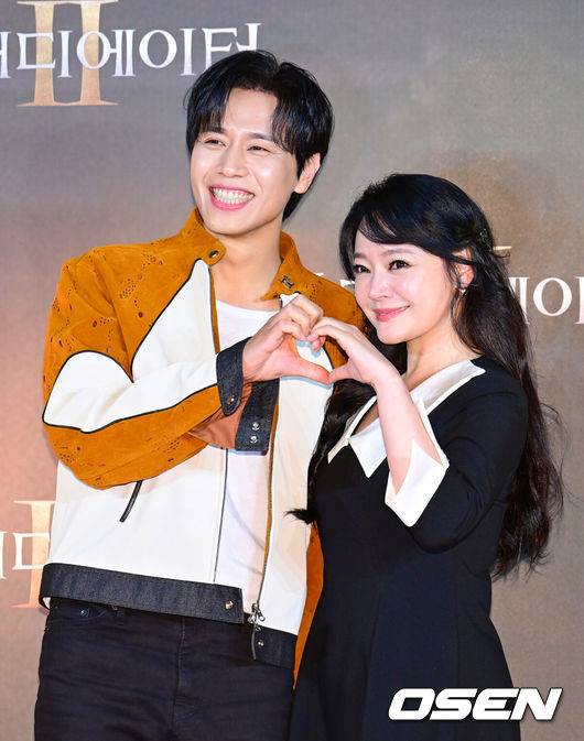 [OSEN=김성락 기자] 5일 오후 서울 용산구 한강대로 CGV 용산아이파크몰에서 영화 ‘글래디에이터2’ VIP 시사회가 열렸다. 영화 '글래디에이터 2’는 막시무스의 죽음으로부터 20여 년 후, 콜로세움에서 로마의 운명을 건 결투를 벌이는 루시우스의 이야기를 그렸다.뮤지컬배우 손준호, 김소현 부부가 포토타임을 갖고 있다. 2024.11.05 / ksl0919@osen.co.kr