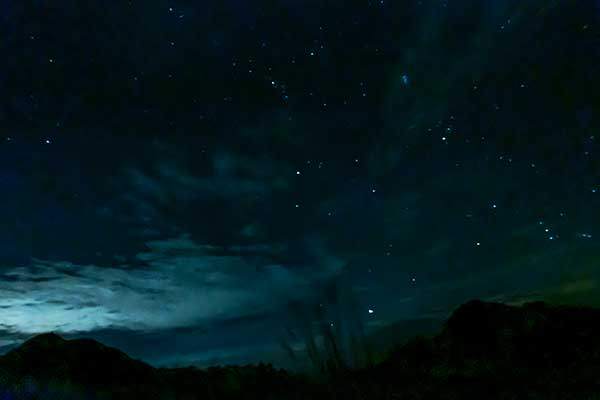 비가 그친 새벽. 사진기자가 찍은 별 사진이다. 사진보다 훨씬 많은 별을 보았다고 한다.