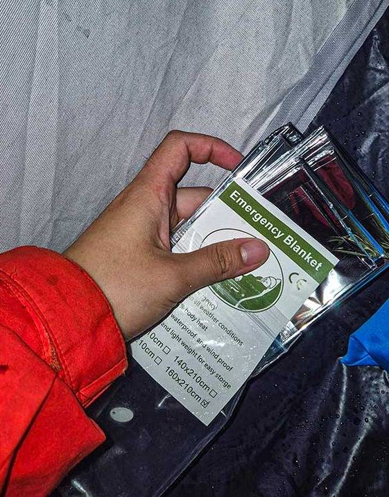 밤새 함께한 서바이벌 블랭킷. 이미 젖은 상태로 덮어 그런지 효과가 거의 없었다.