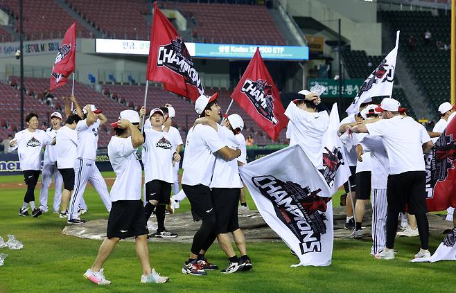 2025 KBO 리그 정규리그 우승을 확정지은 LG 트윈스 선수들이 1일 오후 서울 송파구 잠실야구장에서 세리머니를 하고 있다. 뉴시스