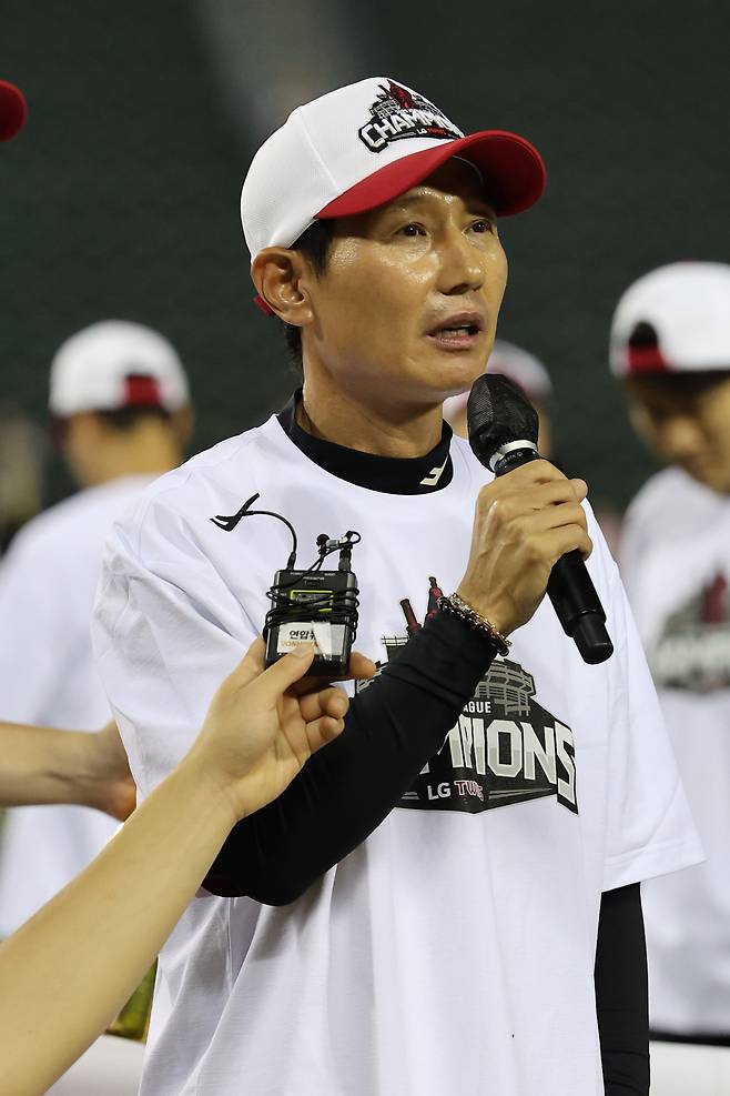 2년 만에 프로야구 정규시즌 우승을 확정한 LG 트윈스 염경엽 감독이 1일 서울 송파구 잠실야구장에서 소감을 밝히고 있다. 뉴스1