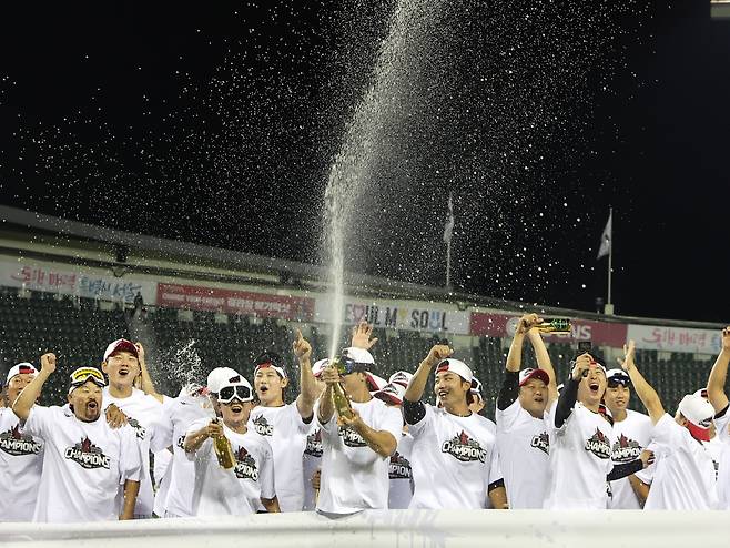 프로야구 정규시즌 우승을 확정한 LG 트윈스 선수들이 1일 서울 송파구 잠실야구장에서 우승 세리머니를 하고 있다. 뉴스1