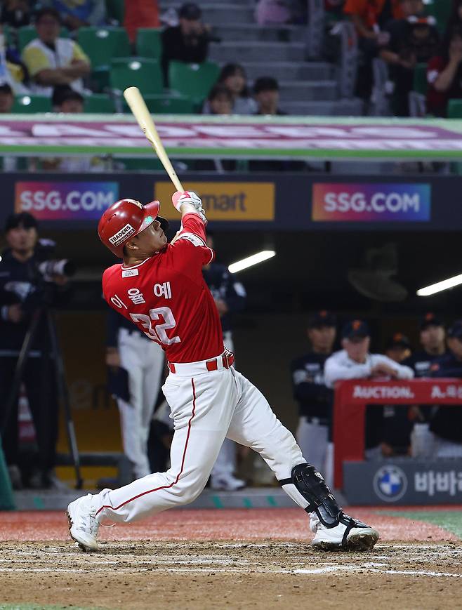 1일 인천 SSG랜더스필드에서 열린 2025 프로야구 한화 이글스와 SSG 랜더스의 경기. 9회 말 2사 1루 상황에서 SSG 이율예가 역전 끝내기 투런 홈런을 치고 있다. 연합