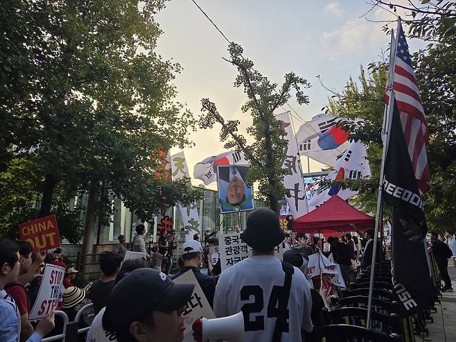 보수 성향 단체 민초결사대가 지난달 29일 서울 여의도 국회의사당 앞에서 ‘국가정보자원관리원 화재 진상 규명 촉구 및 중국인 무비자 입국 반대’ 집회를 열고 있다. 연합뉴스