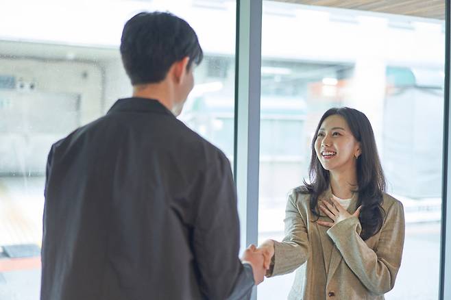 첫인상은 단 몇 초 만에 결정된다. 미혼남녀 설문 결과, 여성은 ‘키’, 남성은 ‘체형’을 가장 먼저 본다고 응답했다. 게티이미지뱅크