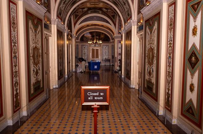 셧다운에 멈춰 선 美의사당 - 미국 연방정부가 1일부터 ‘셧다운’(일시적 업무정지)에 돌입한 가운데 이날 새벽 워싱턴DC 미 의회 의사당 복도 중앙에 ‘관람 중단’ 안내판이 세워져 있다. 미 상원이 전날 예산안 처리에 실패함에 따라 7년만에 다시 연방정부가 멈춰섰다. 미 의회예산국(CBO)은 이번 사태로 75만명의 연방 공무원이 무급휴직에 들어가고, 하루 4억 달러(약 5600억원) 규모의 경제 손실이 발생할 것으로 예상했다. ﻿  워싱턴DC AFP 연합뉴스