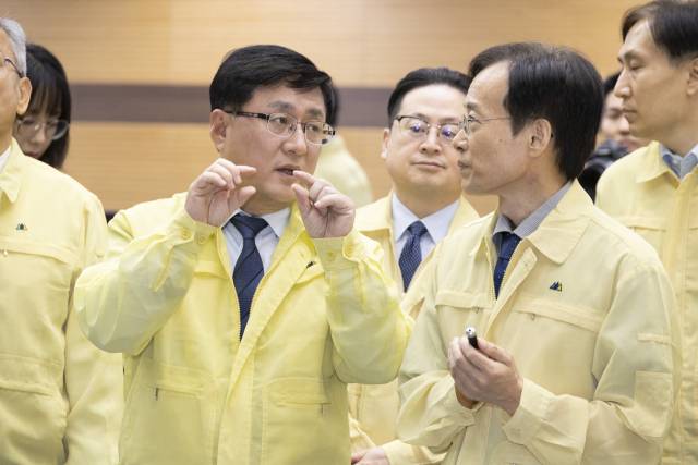 김성환 기후에너지환경부 장관이 2일 경기 의왕시 한국전력거래소 경인지사를 방문해 추석 연휴 기간 특수 경부하기 계통 안정화 대응 체계를 점검하고 있다. 사진 제공=기후부