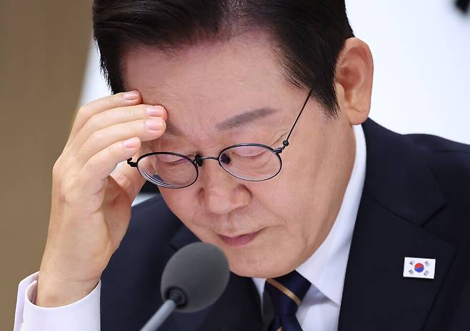 이재명 대통령이 9월30일 용산 대통령실에서 열린 제44회 국무회의에서 자료를 살펴보고 있다. ⓒ연합뉴스