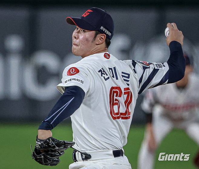 상무 전미르가 롯데 입단 첫해인 2024년 5월 9일 사직구장에서 열린 한화와 홈경기에 구원등판해 역투하고 있다. 사진제공｜롯데 자이언츠