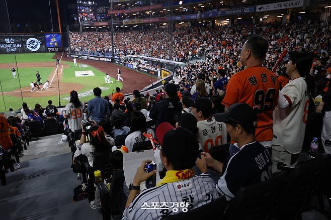 지난달 29일 한화-LG전이 열린 대전 한화생명 볼파크에서 야구팬들이 유니폼을 입고 응원하고 있다. 한화이글스 제공