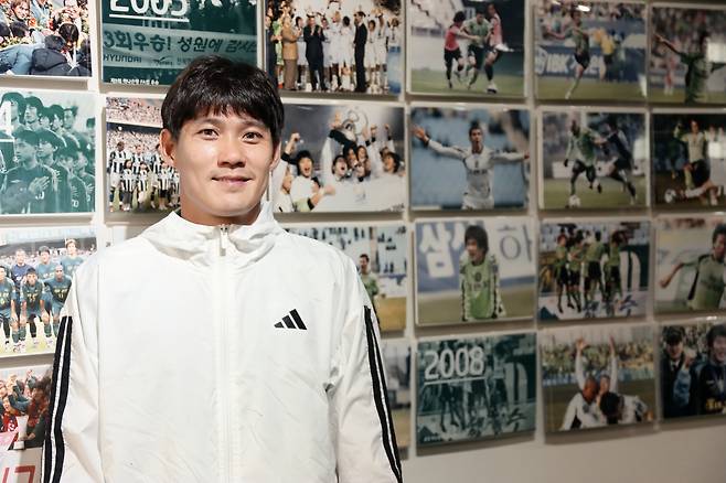 전북 완주 전북 현대 클럽하우스에서 만난 최철순이 구단 역사를 기록한 사진들 앞에서 웃고 있다. 전북 현대 구단 제공