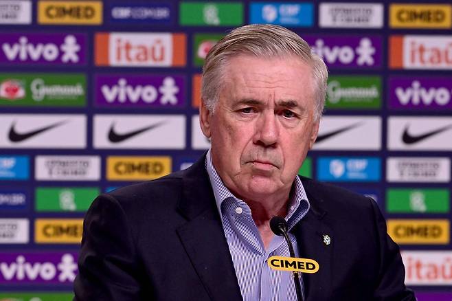 브라질 남자축구 국가대표팀 카를로 안첼로티 감독이 지난 1일 브라질 리우데자네이루에서 열린 기자회견에서 한국(10월 10일·서울)과 일본(10월 14일·도쿄)과의 평가전에 나설 선수 명단을 발표하고 있다. AFP